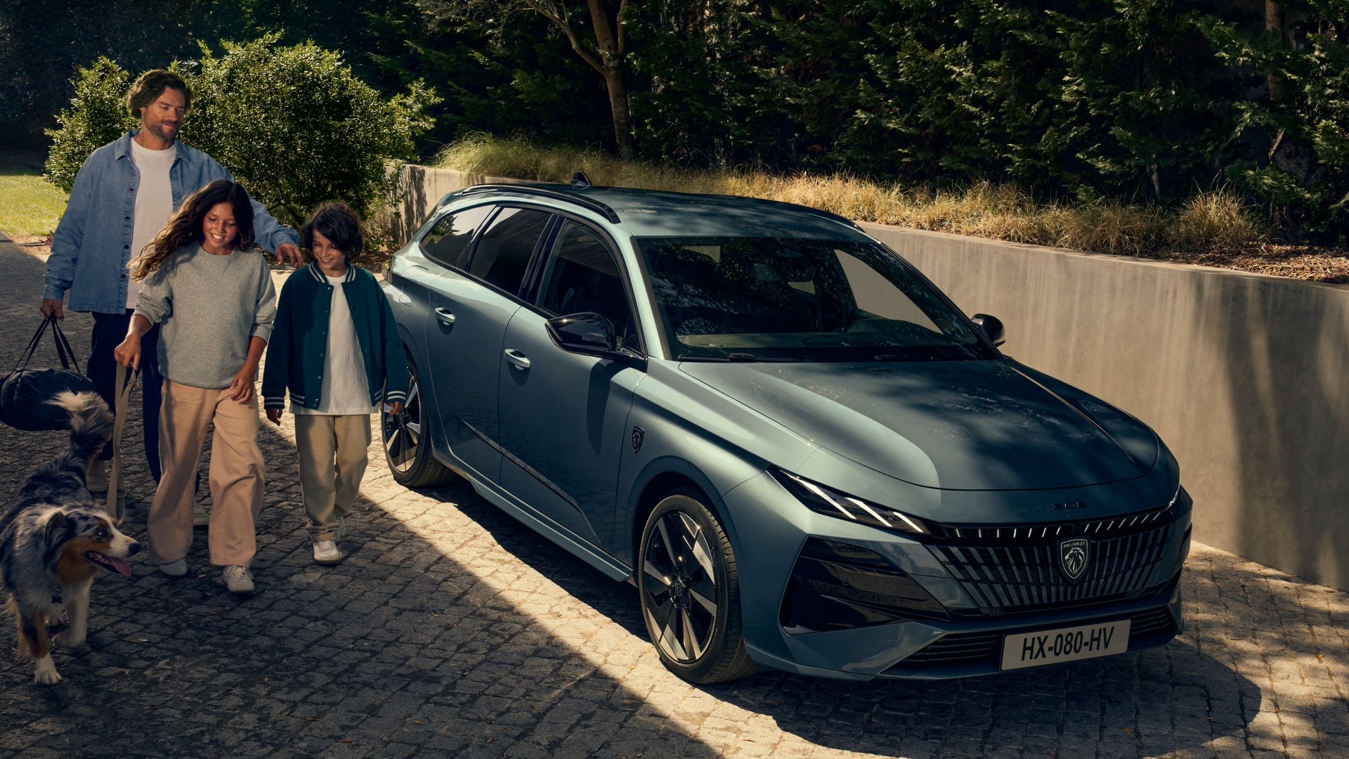 PEUGEOT E-308 SW front view