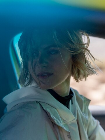 PEUGEOT 208 Hybrid woman on board