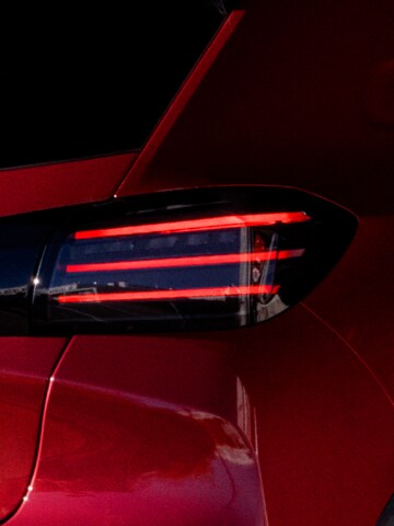 PEUGEOT E-208 rear light signature