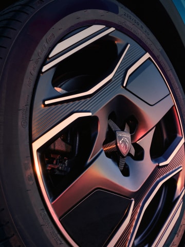 PEUGEOT 3008 Plug-in Hybrid Cut Alloy Wheels