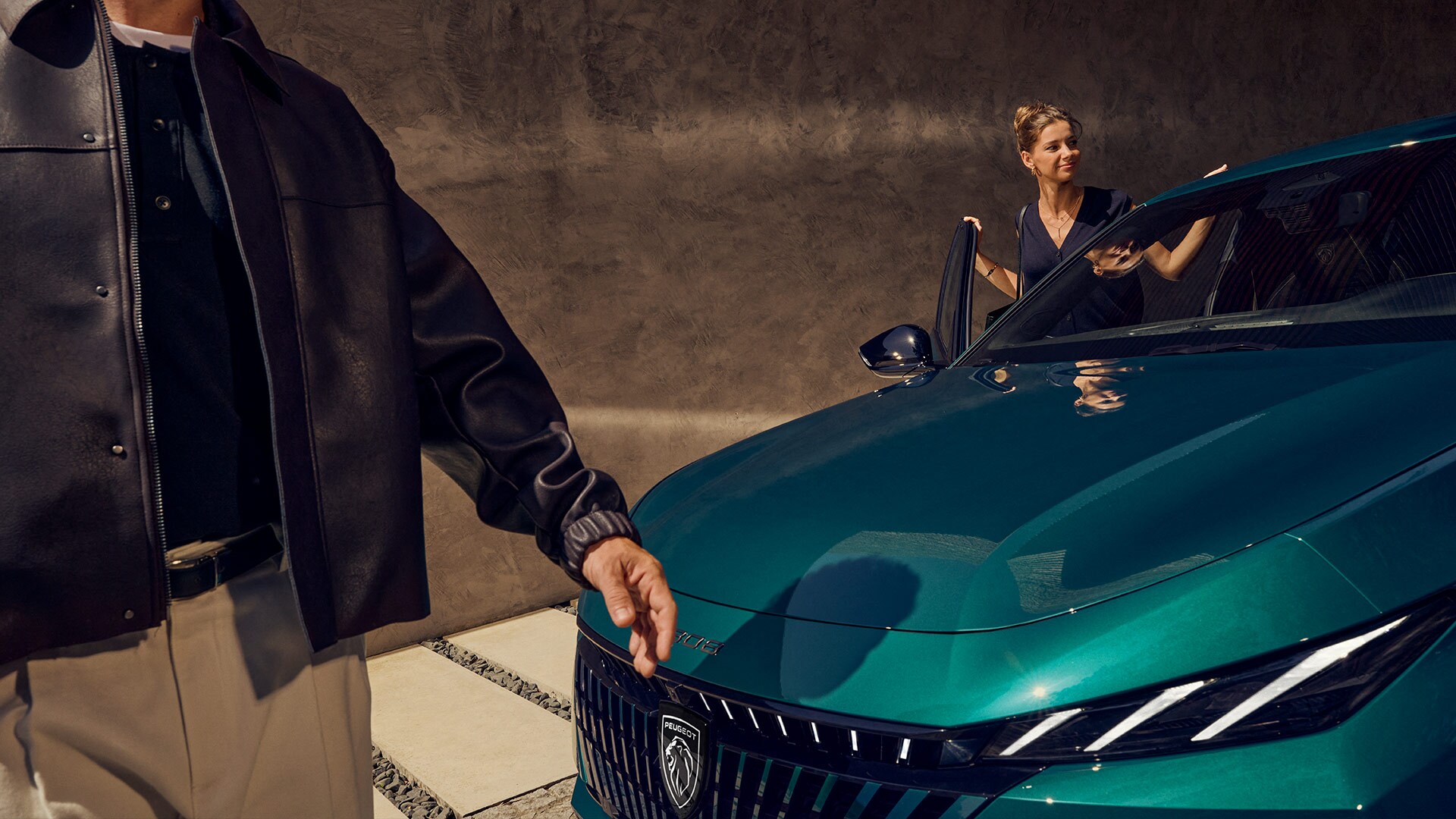 Couple near the new PEUGEOT E-308
