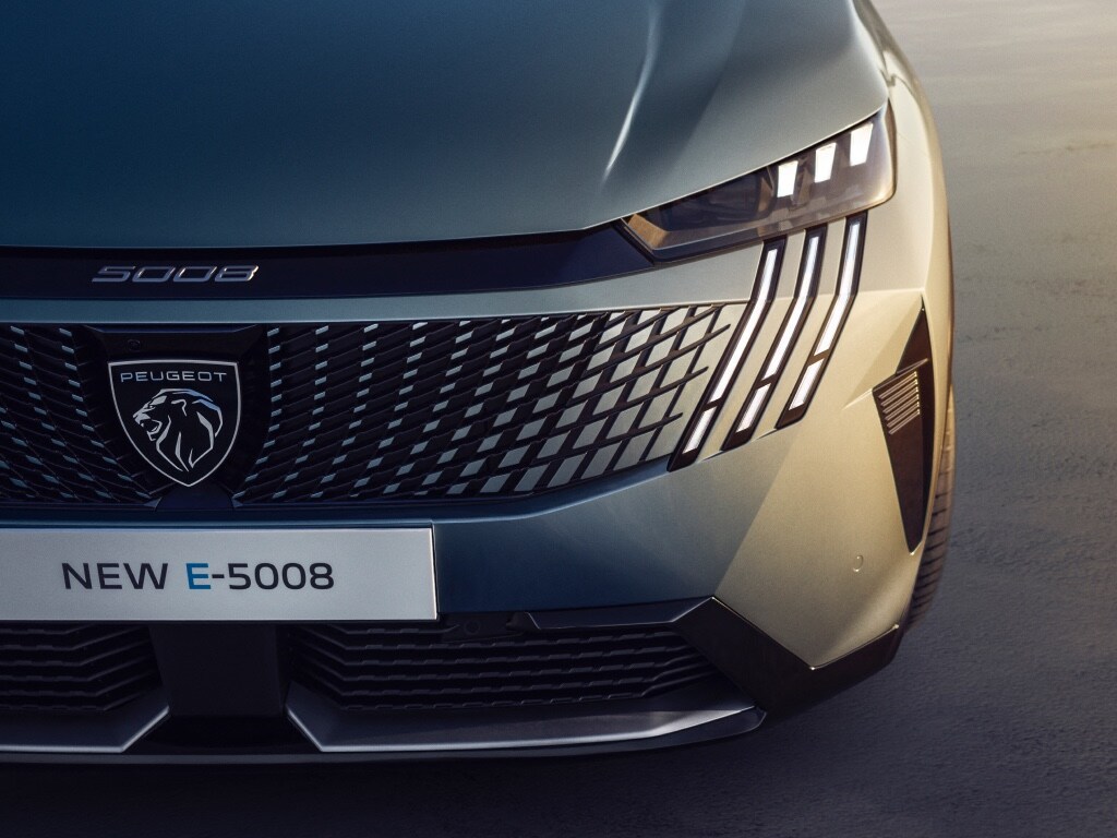 New PEUGEOT E-5008 Ingaro Blue headlamps PEUGEOT PIXEL LED