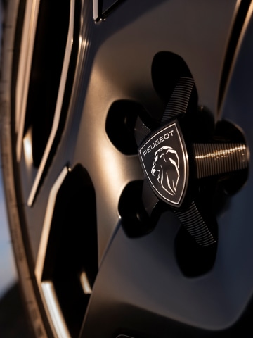PEUGEOT 5008 Plug-in Hybrid Cut Alloy Wheels