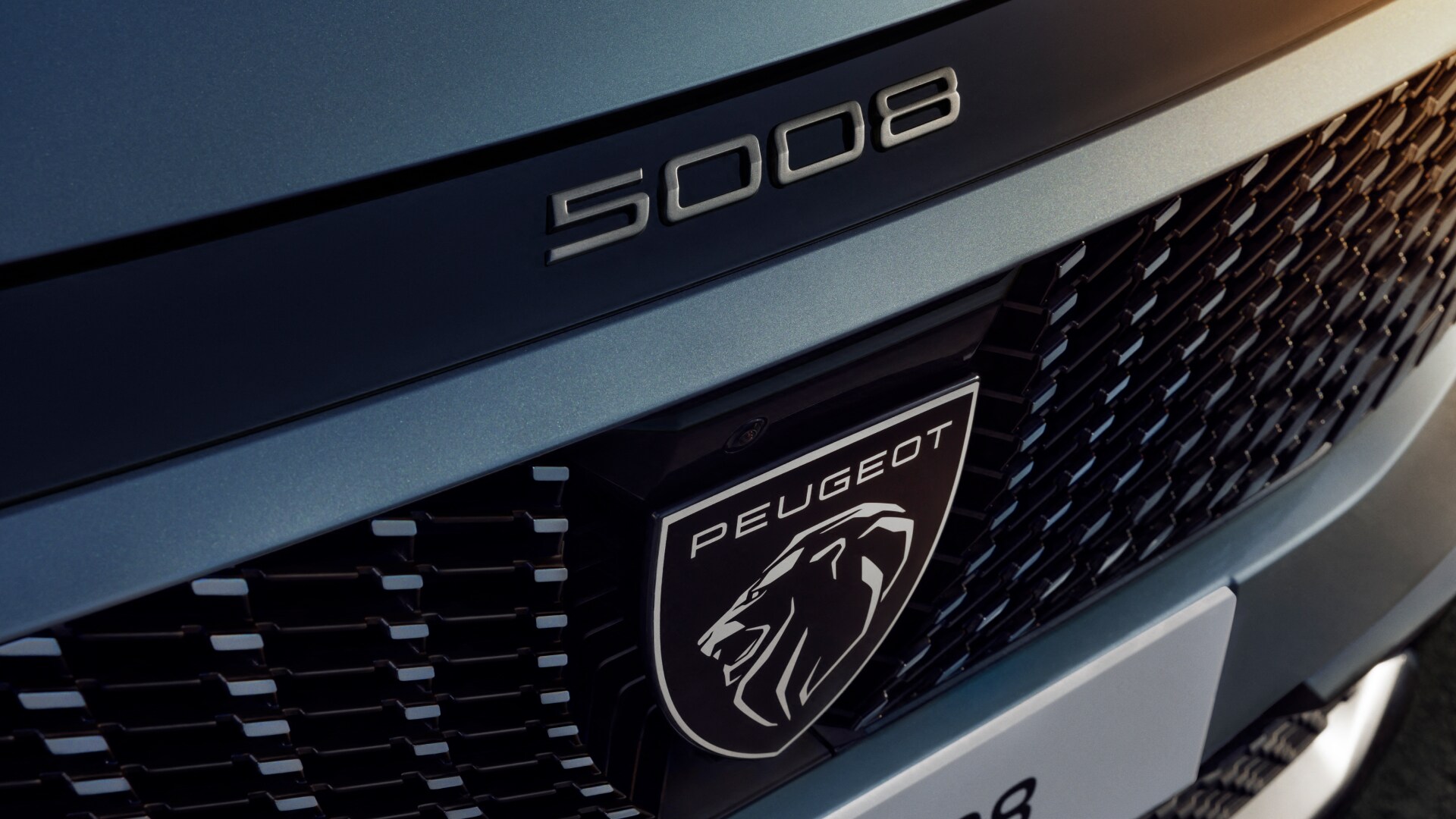 PEUGEOT 5008 Hybrid front view