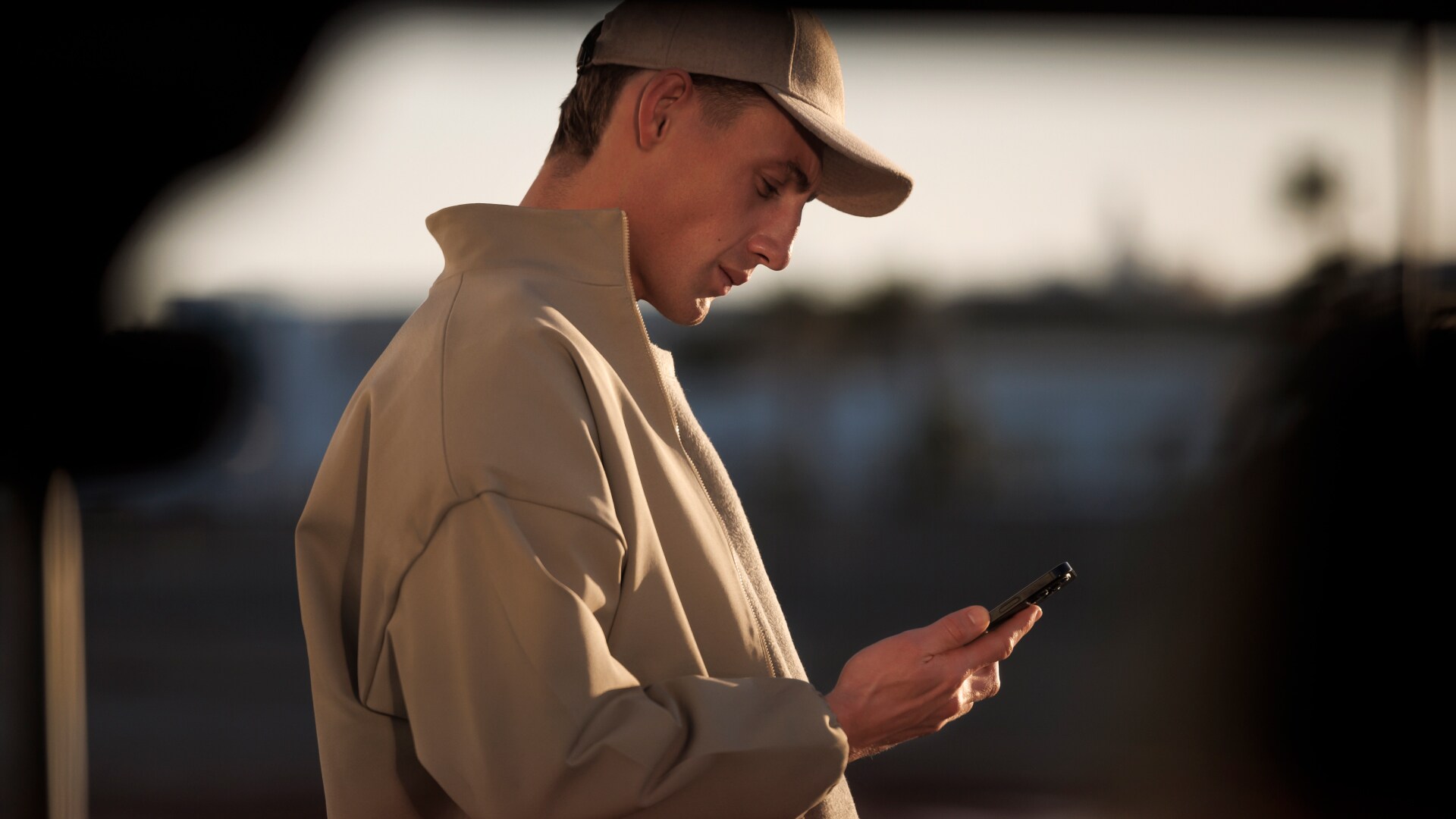 PEUGEOT 5008 man with smartphone